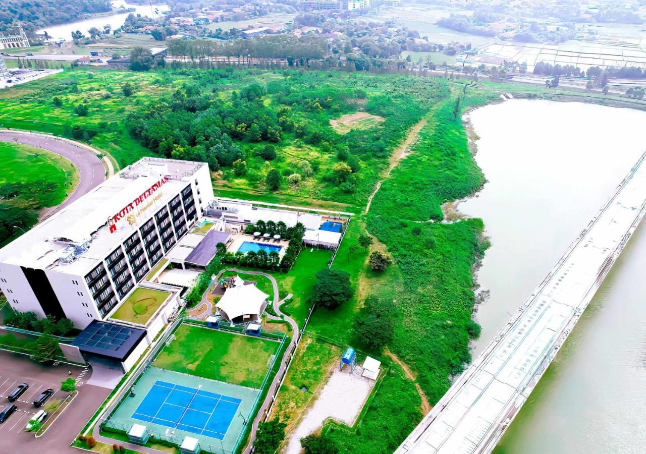 Le Premier Hotel Deltamas Cikarang Εξωτερικό φωτογραφία